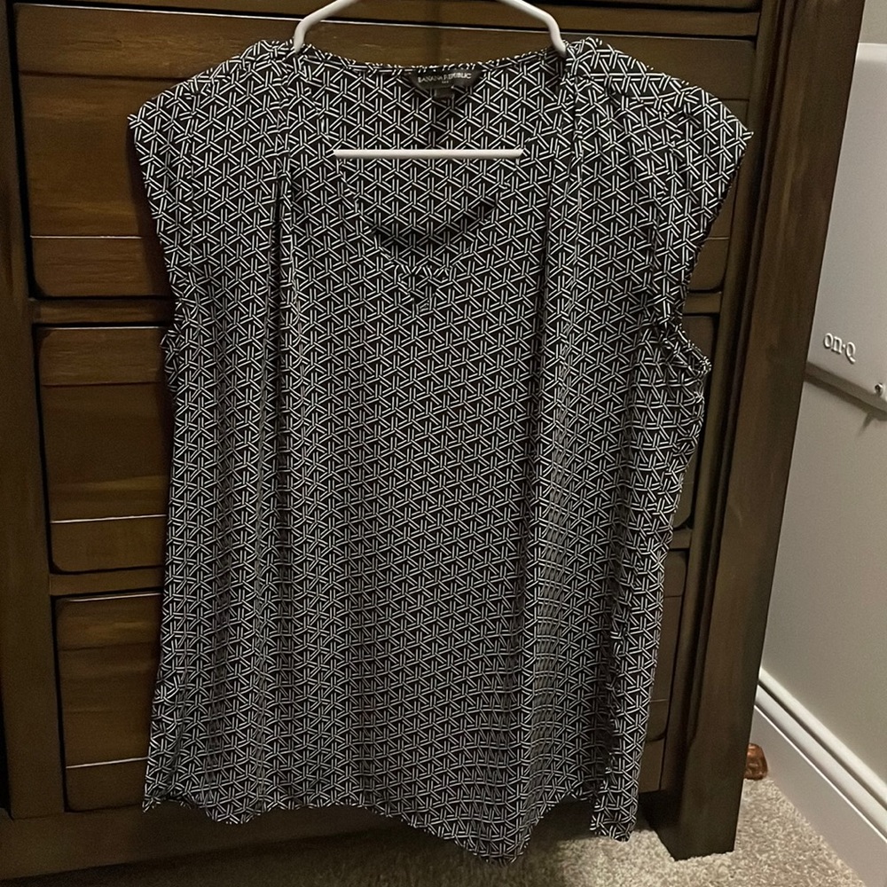 Short sleeve, v-neck, 100% polyester